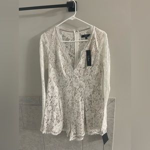 Lulu’s white lace long sleeve romper Size Medium. Pockets. NWT
